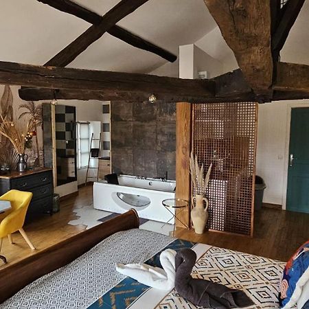 Suite Penthouse Romantique, Confolens, Charente Exterior photo